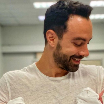 Σάκης Τανιμανίδης: Θα ξετρελαθείς με τη νέα απίθανη φώτο με τη μία νεογέννητη κόρη