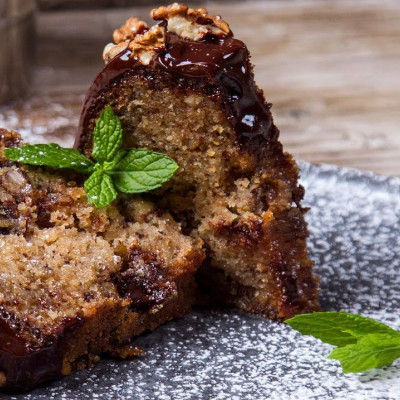 Άκης Πετρετζίκης: Καρυδόπιτα με σοκολάτα