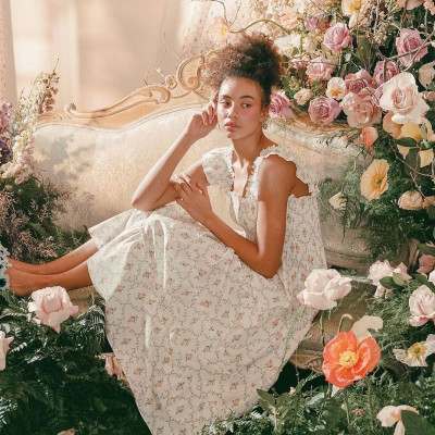 Έβλεπες Bridgerton; Μία συλλογή ρούχων σε μεταμορφώνει στη νέα Daphne