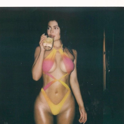 Επιτέλους! Η Kylie Jenner λανσάρει τη δική της σειρά με μαγιό και... επεκτείνει την αυτοκρατορία της
