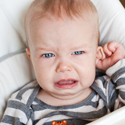 Πόνος στο αυτί του μωρού: Πού οφείλεται και πώς αντιμετωπίζεται