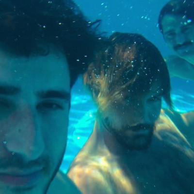 Άγριες Μέλισσες: Λίγο πριν τον Γ' Κύκλο, ο Κουκουράκης με μαγιό στην πισίνα