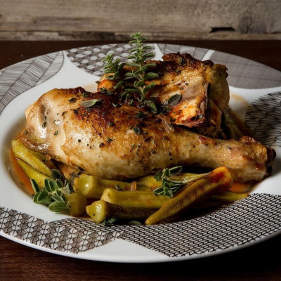 Άκης Πετρετζίκης: Μπάμιες με κοτόπουλο