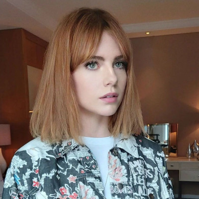 Red fire! Η Lucy Boynton έγινε κοκκινομάλλα