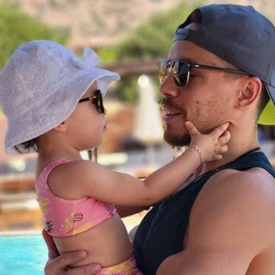 «Αγάπη άνευ όρων»: Η τρυφερή φωτογραφία του Λευτέρη Πετρούνια με την κόρη του