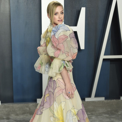 Η Lili Reinhart έγινε το σύμβολο του μοντέρνου girly style