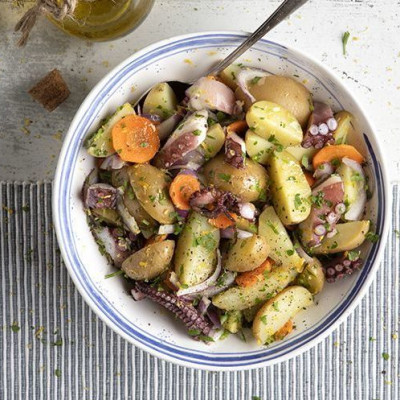 Άκης Πετρετζίκης: Πατατοσαλάτα με χταπόδι