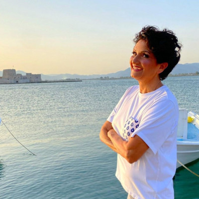 Άλκηστις Πρωτοψάλτη: Μετά τη συναυλία, τραγουδά πάνω σε skateboard και η φωνή της μαγεύει (video)