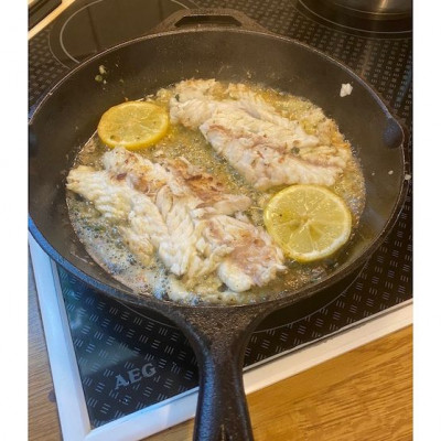 Συνταγή για yummy ζουμερό λαυράκι μαγειρεμένο σε μαντέμι