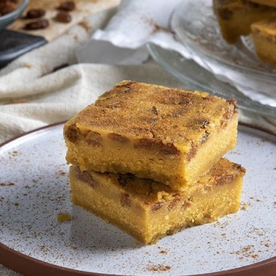 Άκης Πετρετζίκης:Μπομπότα γλυκιά με σταφίδες