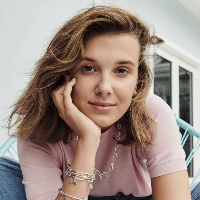 Το μυστικό της Millie Bobby Brown για πλούσιες και μακριές βλεφαρίδες