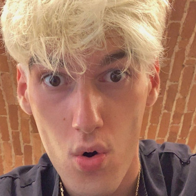 Wow! Ο Αιμιλιάνο του GNTM έβαψε τα μαλλιά του κατάξανθα για το Dolce&Gabbana Alta Moda Show