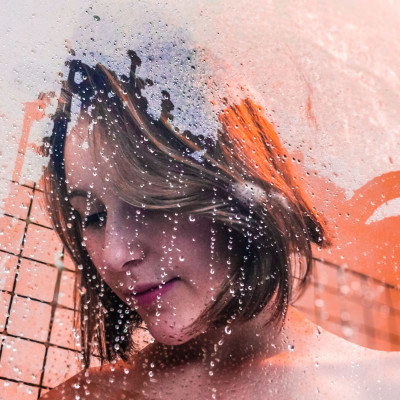 Ο λόγος που δεν πρέπει να ρίχνεις νερό στο πρόσωπό σου την ώρα του μπάνιου