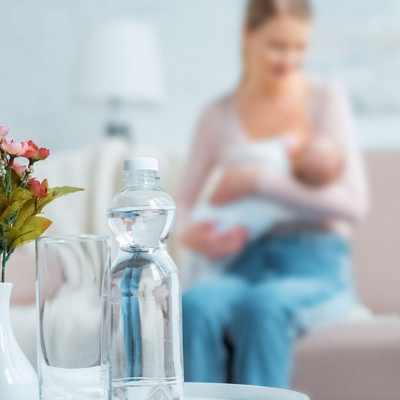 Γνωρίζατε ότι το πολύ νερό μπορεί να μειώσει τη ροή γάλακτος στον θηλασμό;