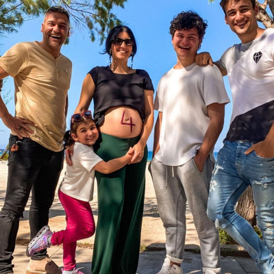 Στέλιος Κρητικός: 5 χρόνια μετά φωτογραφίζεται σε ίδια πόζα με τα παιδιά του