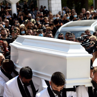 Κηδεία Mad Clip: Συγκλονισμένοι οι επώνυμοι «αποχαιρετούν» τον Έλληνα τράπερ