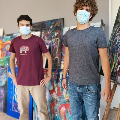 Πως δύο νεαροί συσπείρωσαν 50 νέους καλλιτέχνες για καλό σκοπό