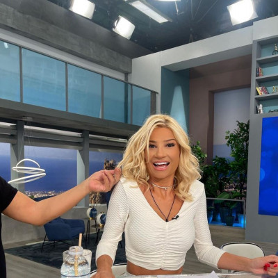 Η Φαίη Σκορδά φόρεσε το total white look όπως καμία άλλη (photos)