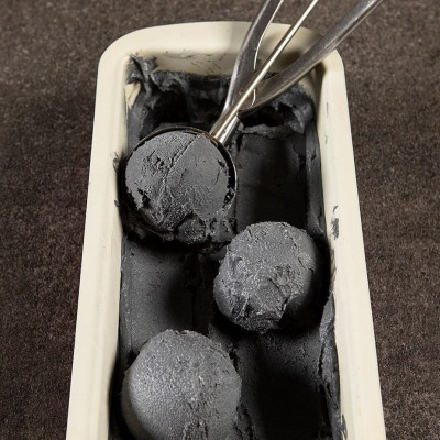 Άκης Πετρετζίκης: Μαύρο vegan παγωτό καρύδας