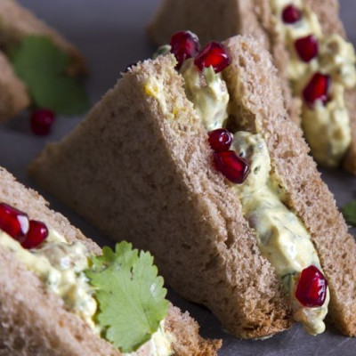 Άκης Πετρετζίκης: Coronation σάντουιτς