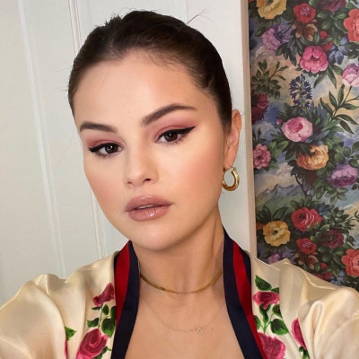 Η Selena Gomez μοιράστηκε on camera τα μυστικά του μακιγιάζ της - Δοκίμασέ τα κι εσύ