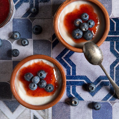 Άκης Πετρετζίκης: Vegan γιαούρτι από γάλα καρύδας