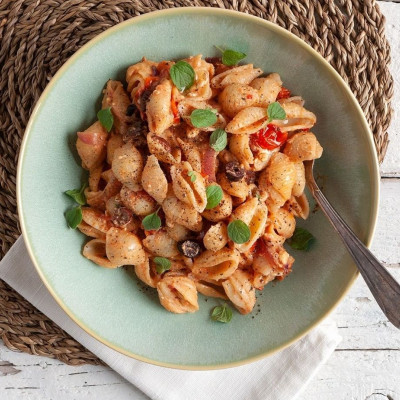 Άκης Πετρετζίκης: Ζυμαρικά με ψητή φέτα και ντοματίνια