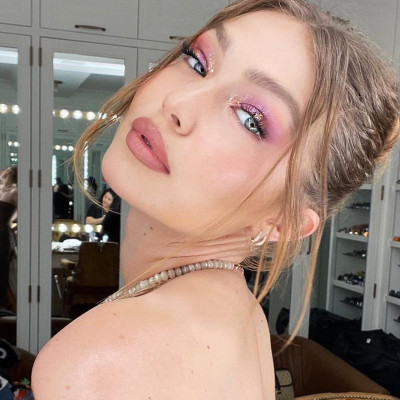 Κάν’ το όπως η Gigi! Πες «ναι» στη ροζ σκιά και τον χειμώνα