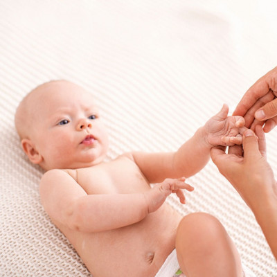 Πώς να κάνετε μασάζ στο μωρό για να χαλαρώσει (βίντεο)