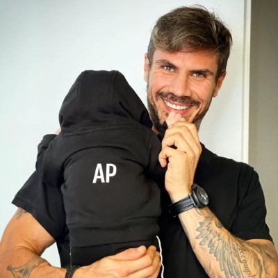 Άκης Πετρετζίκης: Αυτή είναι η γκαρνταρόμπα του γιου του  - Δες τα απίθανα φορμάκια του