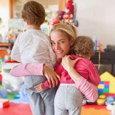 Δούκισσα Νομικού: Η Αναστασία συνόδευσε τον αδελφό της στο σχολείο (εικόνα)