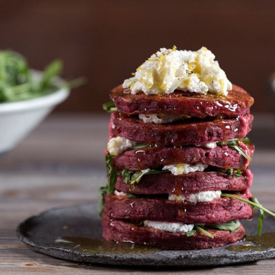 Άκης Πετρετζίκης: Pancakes παντζαριού