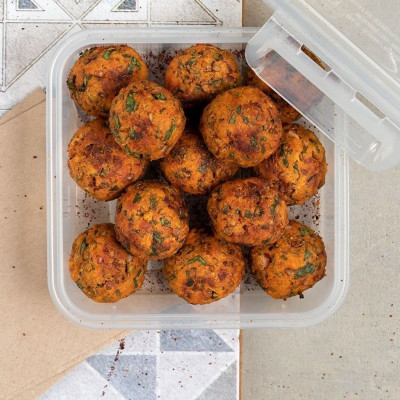 Άκης Πετρετζίκης: Κεφτεδάκια από φακές και πλιγούρι