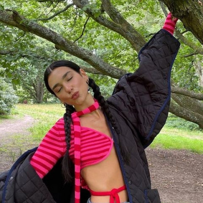 Η επιστροφή της δεκαετίας του 2010: Τα skinny scarves και τα arm socks ήρθαν για να μείνουν