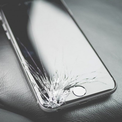 DIY: Έσπασε η οθόνη του κινητού σου; Το μόνο που θα χρειαστείς είναι... οδοντόκρεμα