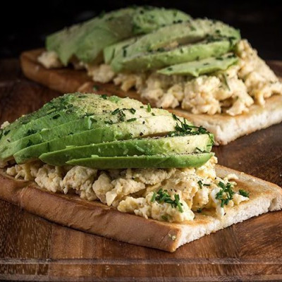 Άκης Πετρετζίκης: Αβοκάντο τοστ με αβγά scrambled