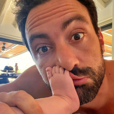 Σάκης Τανιμανίδης: Στο κρεβάτι με τις δίδυμες κορούλες του