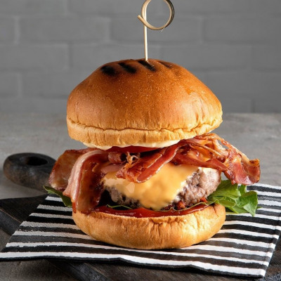 Άκης Πετρετζίκης: Cheeseburger