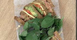 Άκης Πετρετζίκης: Κλαμπ σάντουιτς με καπνιστό τόνο