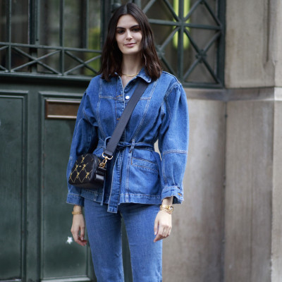 Το denim jacket στο πίσω μέρος της ντουλάπας