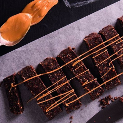 Άκης Πετρετζίκης: Μπάρες με δαμάσκηνα χωρίς ψήσιμο