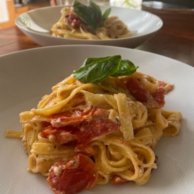 Η Συνταγή για Baked Feta Pasta με ελληνικά αγνά υλικά που έγινε Viral στο Τik Tok