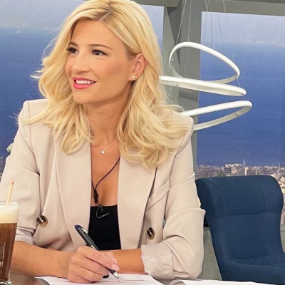 Φούξια κραγιόν: Η Φαίη Σκορδά το απογείωσε- Πώς θα το φορέσεις κι εσύ