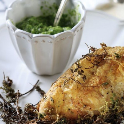 Άκης Πετρετζίκης: Κοτόπουλο με πράσινη σάλτσα από μυρώνια