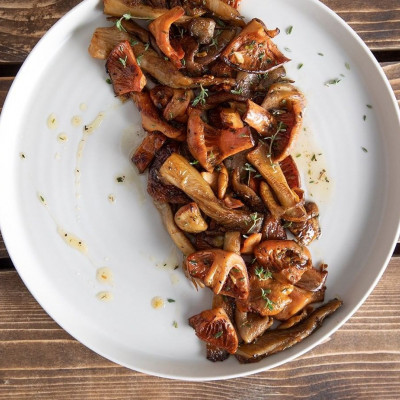 Άκης Πετρετζίκης: Άγρια μανιτάρια σοτέ