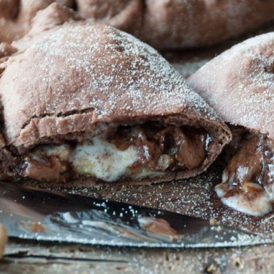 Άκης Πετρετζίκης: Καλτσόνε με πραλίνα φουντουκιού