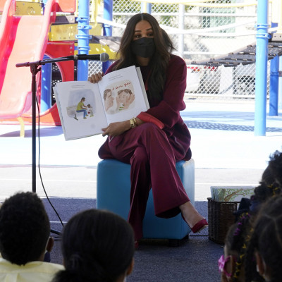 Η total burgundy εμφάνιση της Meghan Markle πρόδωσε το «μυστικό» για να είσαι κομψή όλη την ημέρα