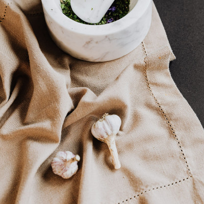 Δες πώς θα καθαρίσεις και θα κόψεις το σκόρδο σαν επαγγελματίας