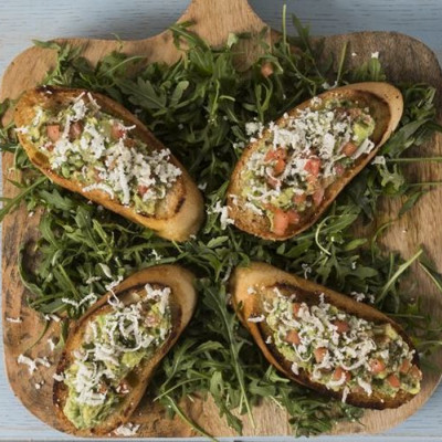 Άκης Πετρετζίκης: Μπρουσκέτες με γουακαμόλε