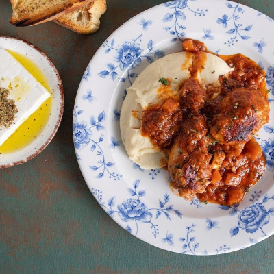 Άκης Πετρετζίκης: Κοτόπουλο κοκκινιστό